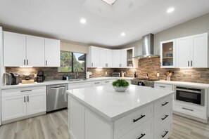 Fridge, microwave, oven, stovetop - Scenic West Sedona Escape with Thunder Mtn Views (Sedona)