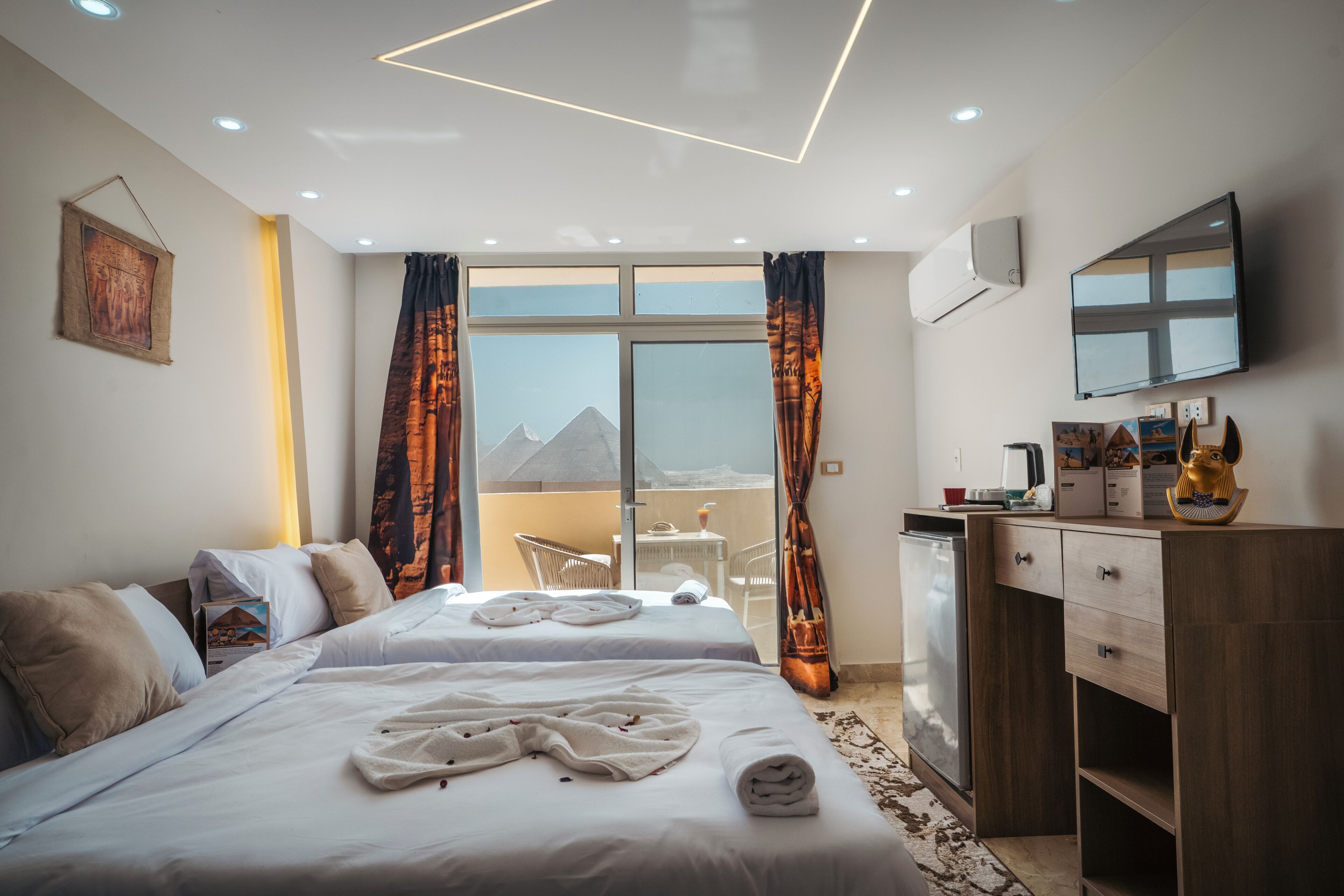 ملاءات من القطن المصري وأغطية فراش متميزة وألحفة محشوة بالريش وميني بار