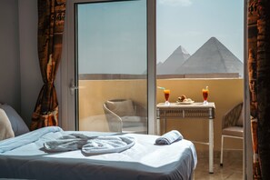 Triple Room with Balcony Pyramids View | 埃及棉床單、高級寢具、羽絨被、迷你吧