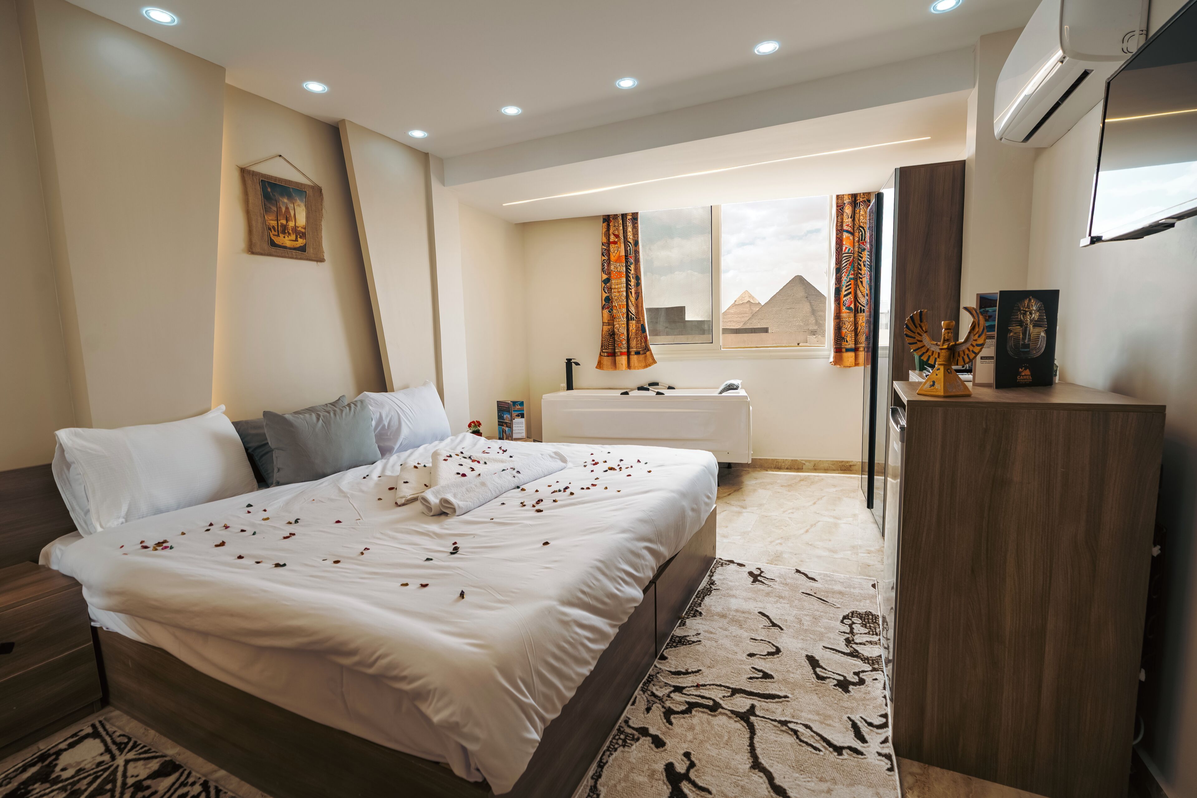 ملاءات من القطن المصري وأغطية فراش متميزة وألحفة محشوة بالريش وميني بار