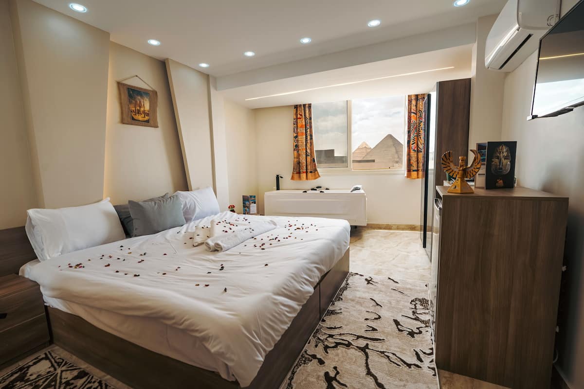 Deluxe Suite with Jacuzzi - Panoramic Pyramids View | Egyptinpuuvillaiset lakanat, ylelliset vuodevaatteet, untuvapeitot