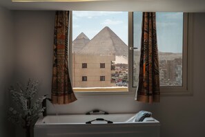 Deluxe Suite with Jacuzzi - Panoramic Pyramids View | 埃及棉床單、高級寢具、羽絨被、迷你吧