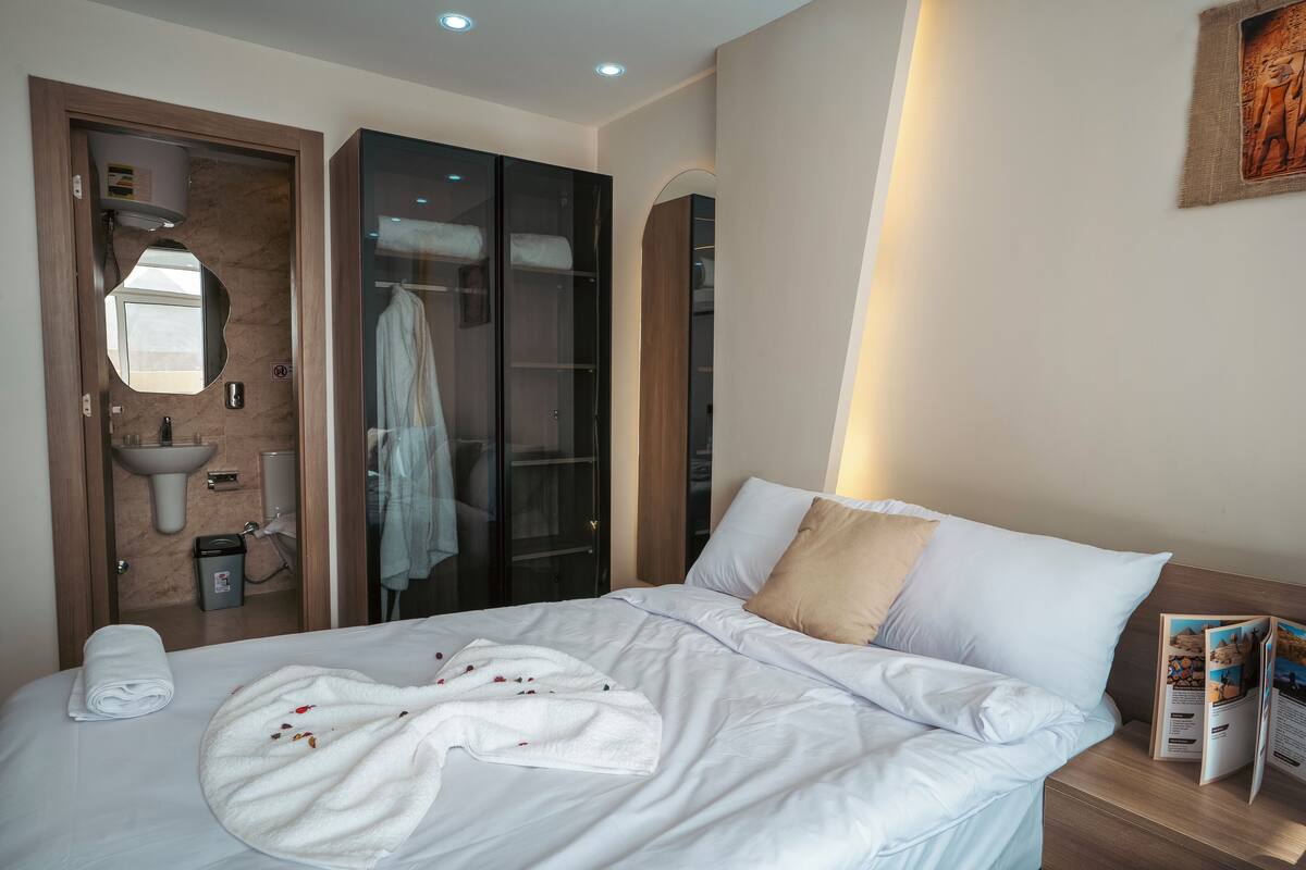 Standard Single Room | In-room safe, desk, soundproofing, iron/ironing board