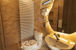 Twin Room with Balcony Pyramids View | Kylpyhuone | Suihku, designer-hygieniatuotteet, hiustenkuivaaja, kylpytakit