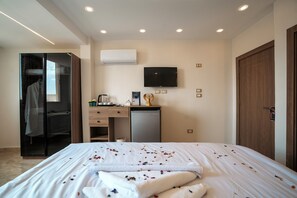 غرفة عادية فردية | خزنة داخل الغرفة ومكتب وتجهيزات عازلة للصوت ومكواة/لوح كي