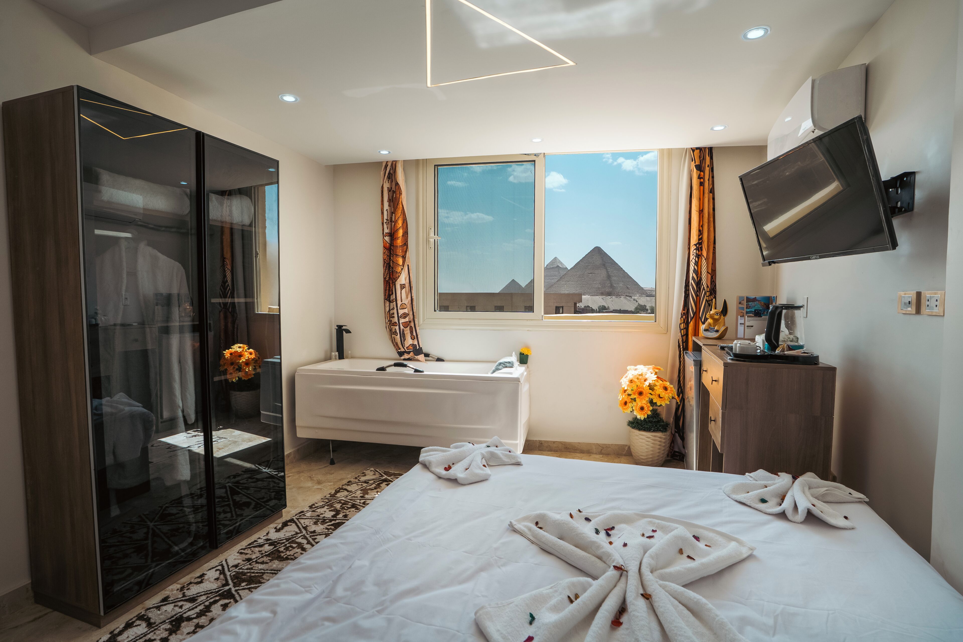 ملاءات من القطن المصري وأغطية فراش متميزة وألحفة محشوة بالريش وميني بار