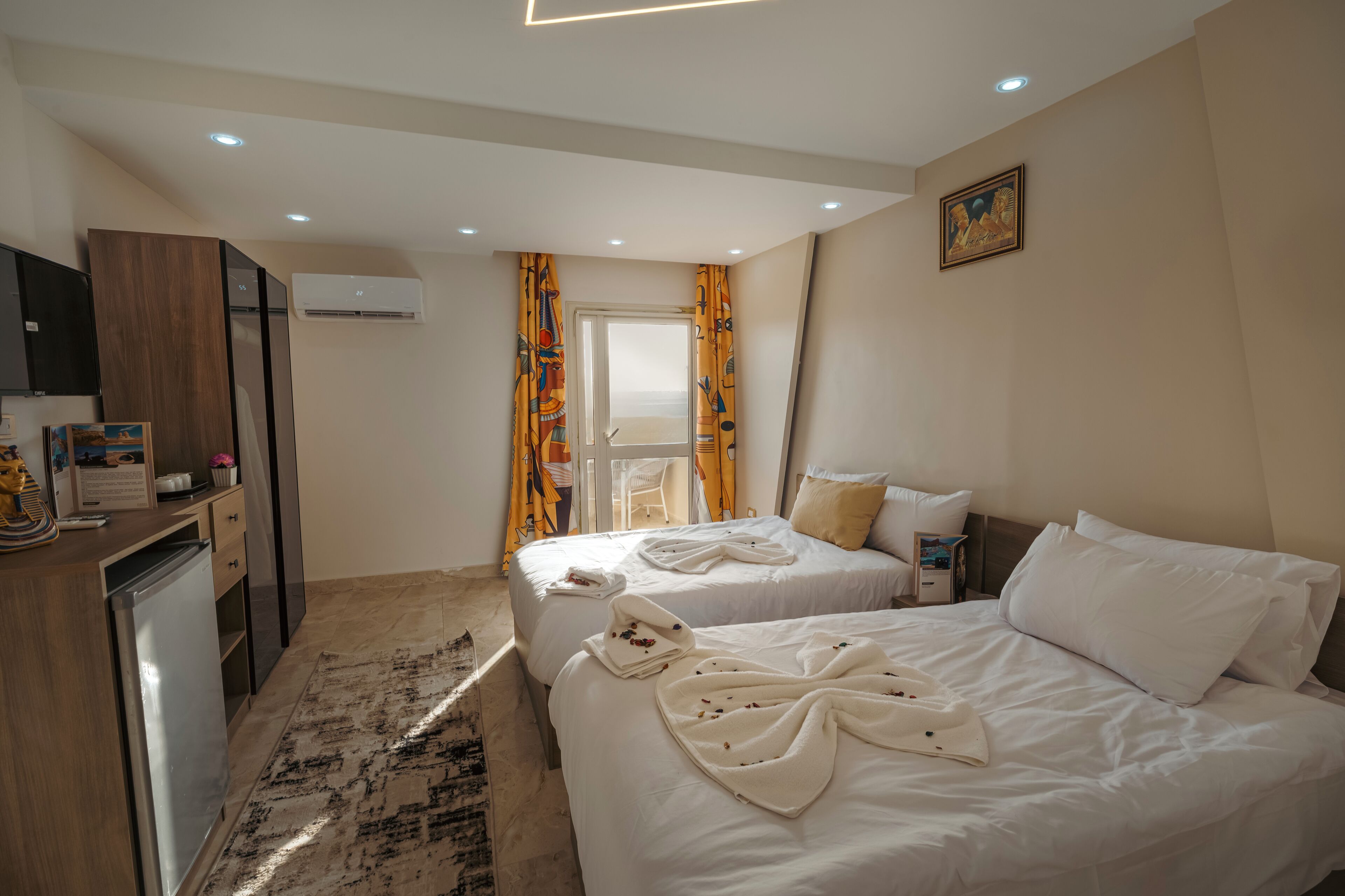 ملاءات من القطن المصري وأغطية فراش متميزة وألحفة محشوة بالريش وميني بار