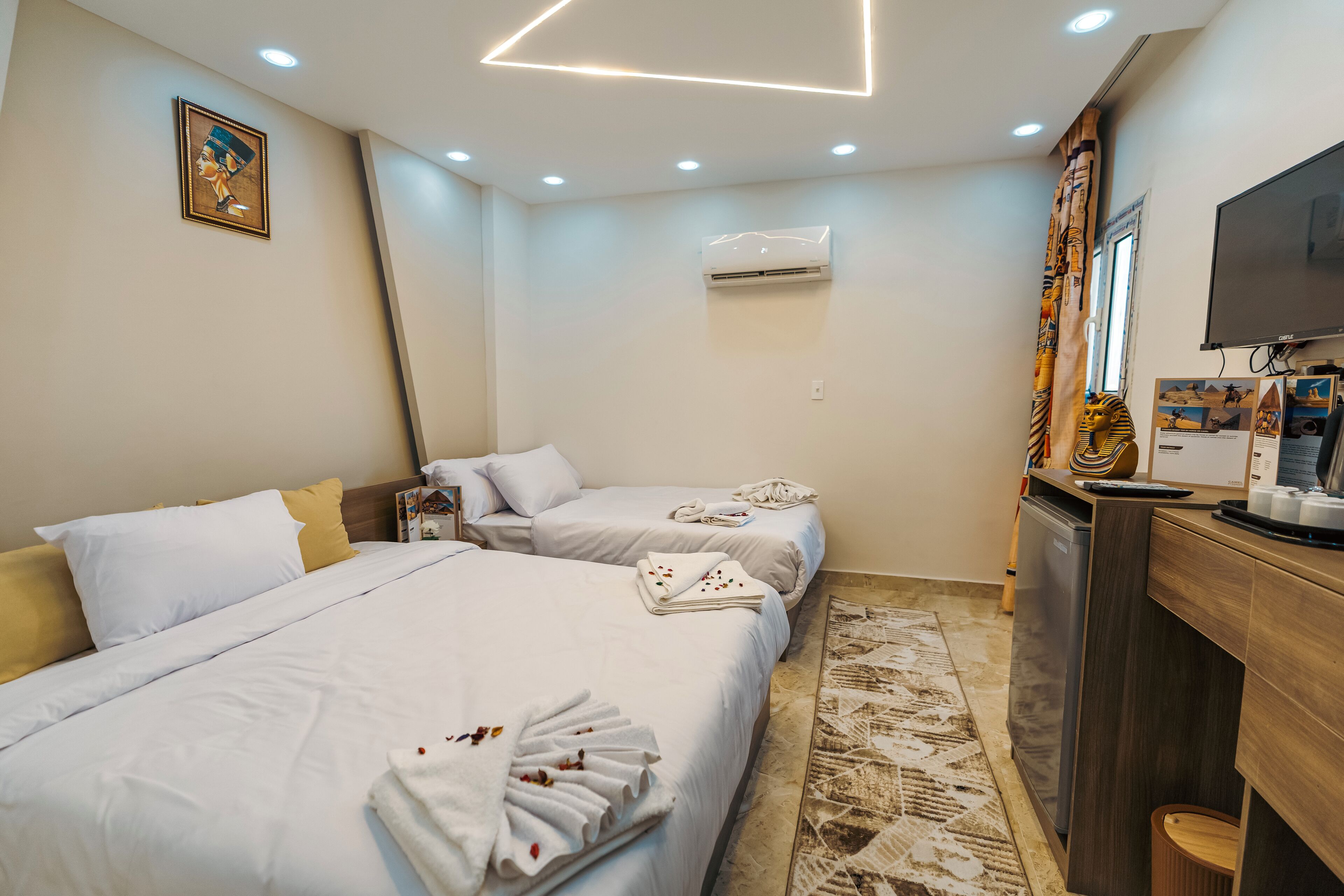 ملاءات من القطن المصري وأغطية فراش متميزة وألحفة محشوة بالريش وميني بار