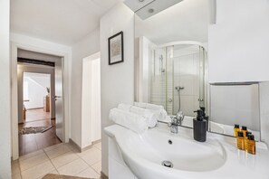 淋浴設備、風筒、提供毛巾、番梘