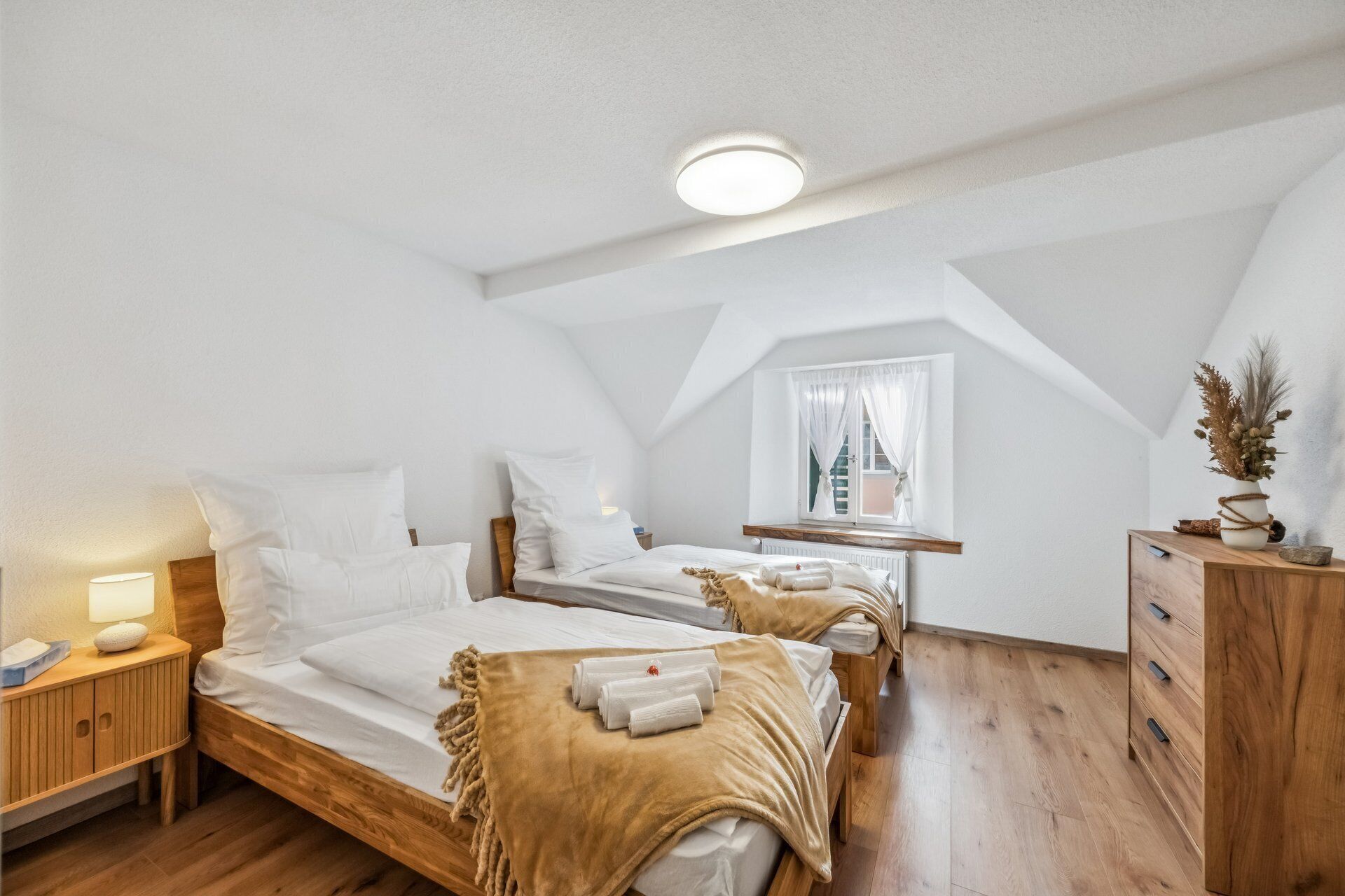 2 habitaciones, tabla de planchar con plancha y cuna de viaje 