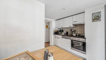 KĂŒhlschrank, Ofen, Herdplatte, GeschirrspĂŒler