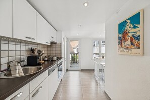 ثلاجة، فرن، موقد طهي مسطح، غسالة أطباق