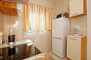 Apartment | Private kitchen - Sunshine Apartment Doda - Three Bedroom Apartment With Balcony and Sea View (Vela Luka)