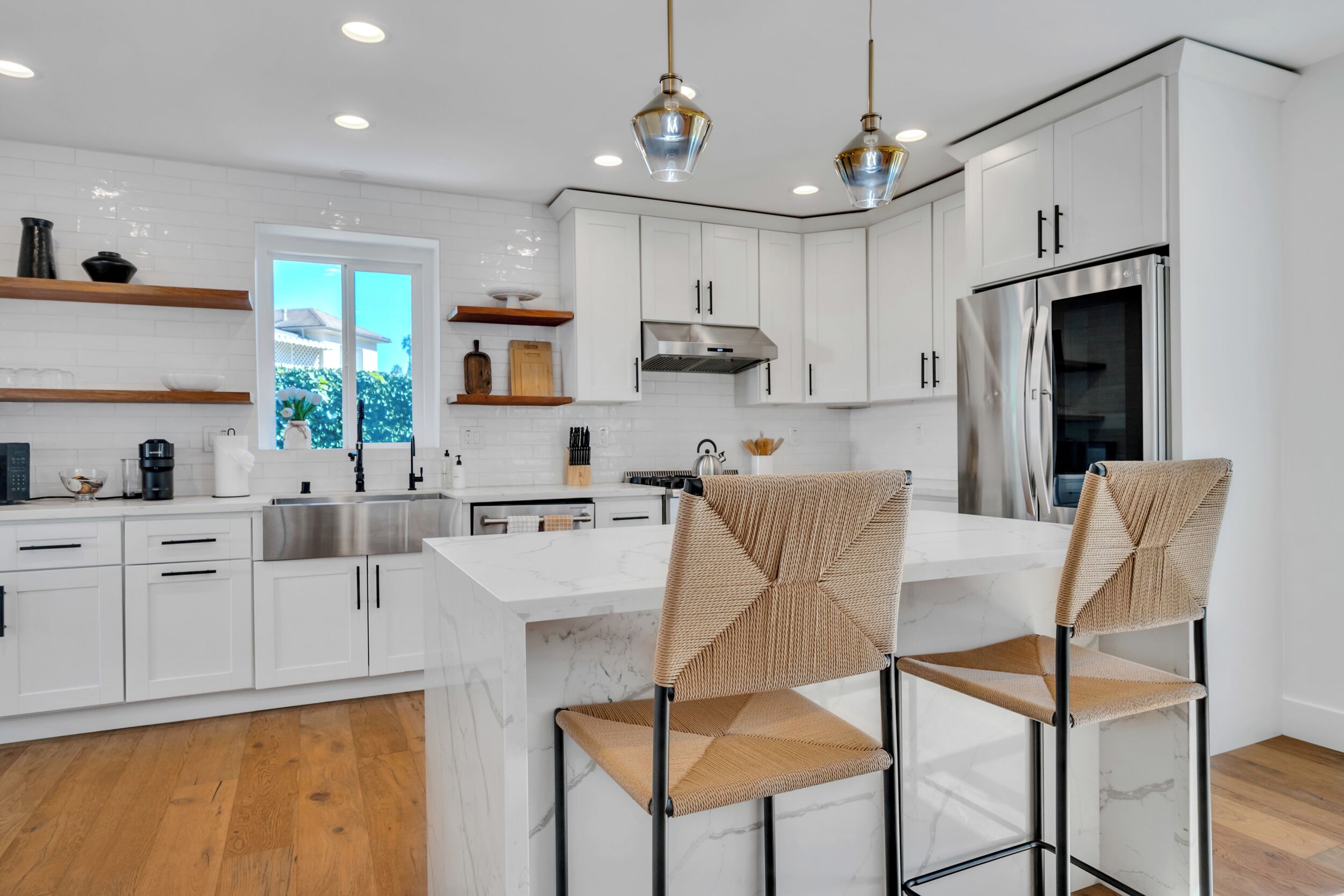 Mikrobølgeovn, ovn, kokeplater og oppvaskmaskin