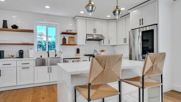 電子レンジ、オーブン、コンロ、食器洗い機