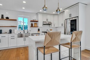 電子レンジ、オーブン、コンロ、食器洗い機