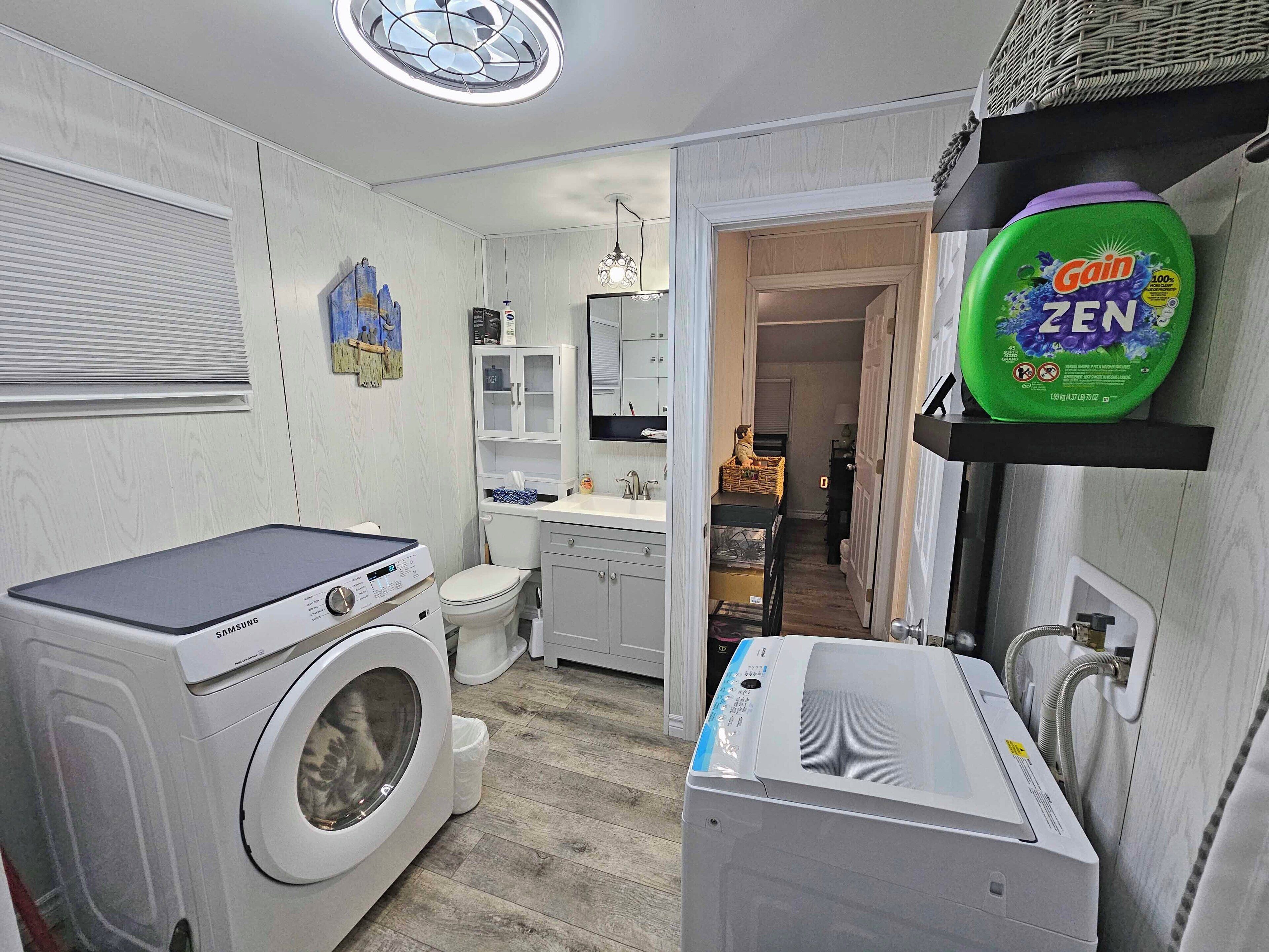 Sèche-cheveux, serviettes fournies, savon, shampoing