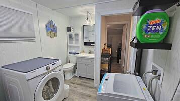 SĂšche-cheveux, serviettes fournies, savon, shampoing