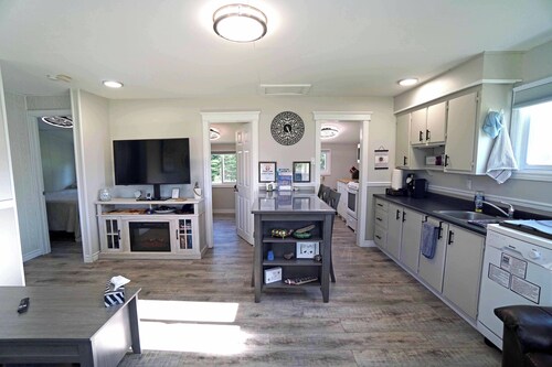 Tiny Home| Full Kitchen | Sleeps 4 + Work Desk. Relax, explore Acadian Peninsula