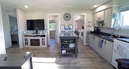 Tiny Home| Full Kitchen | Sleeps 4 + Work Desk. Relax, explore Acadian Peninsula