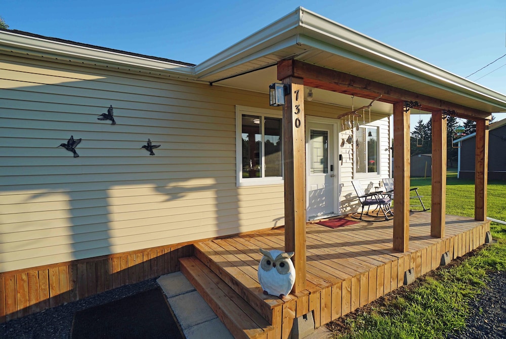 Tiny Home| Full Kitchen | Sleeps 4 + Work Desk. Relax, explore Acadian Peninsula