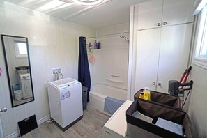 Haartrockner, Handtücher, Seife, Shampoo