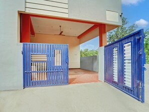 House | Meja sambut tetamu