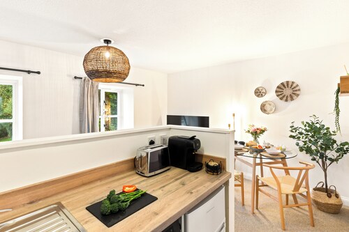 Stylish cosy retreat with private parking