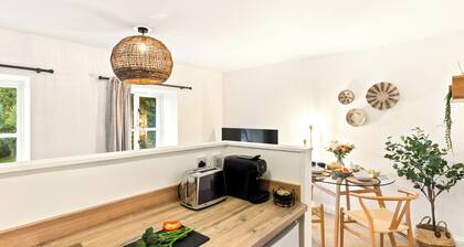 Stylish cosy retreat with private parking