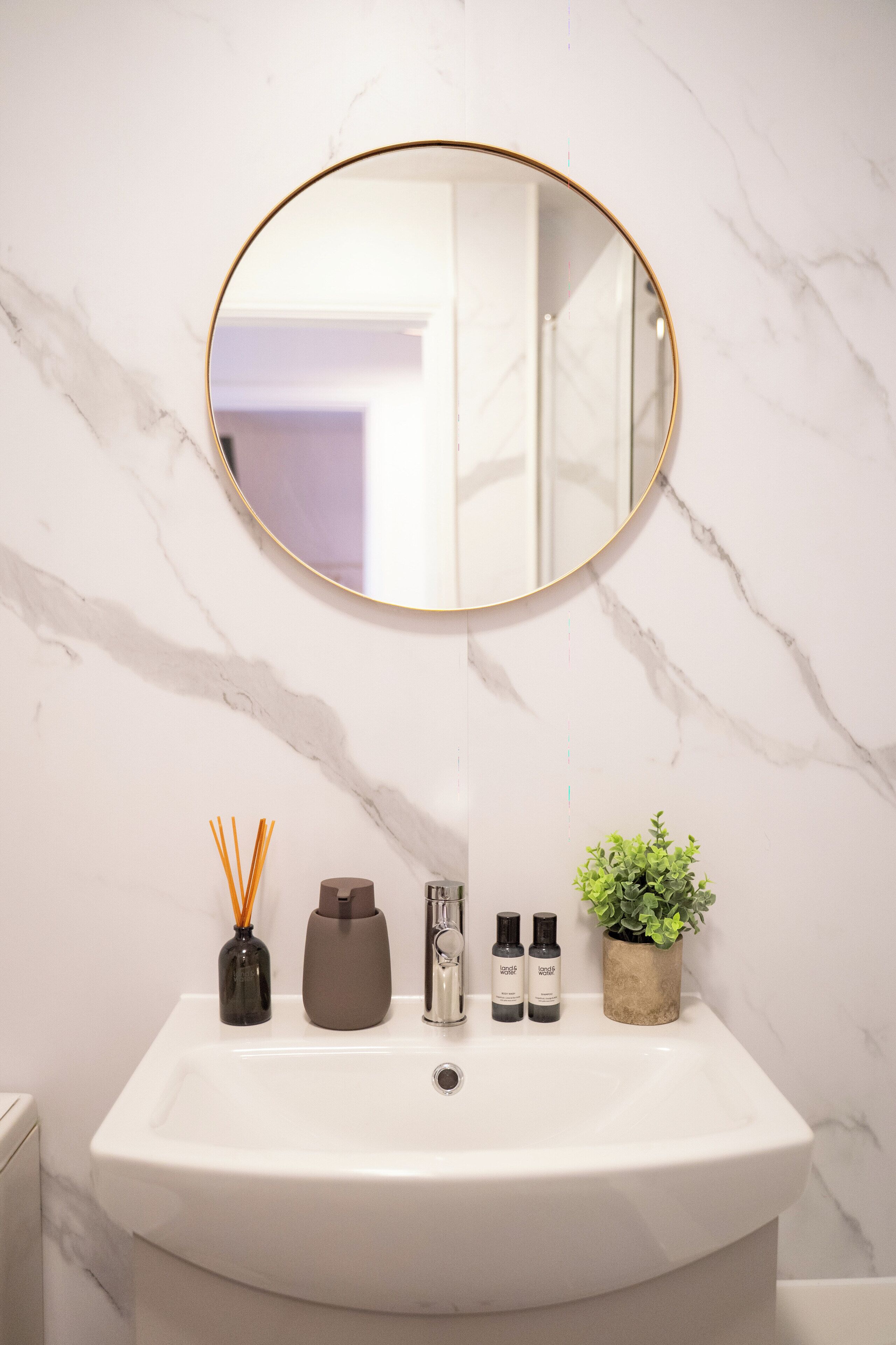 Hårføner, håndklær, såpe og toalettpapir