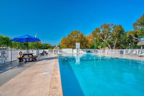 حمّام سباحة خارجي، حمّام سباحة مُدفَّأ