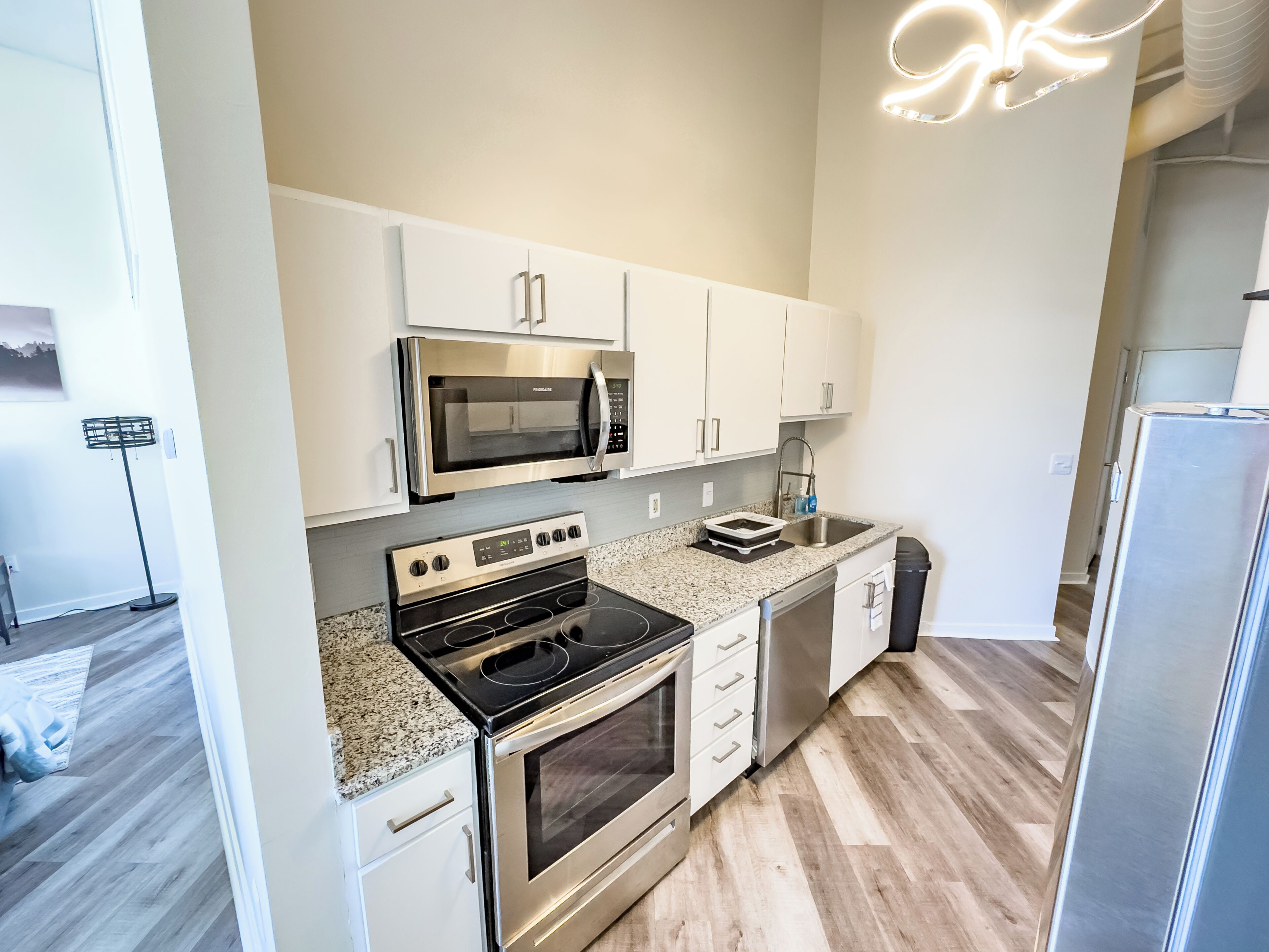 Micro-ondes, four, plaque de cuisson, lave-vaisselle