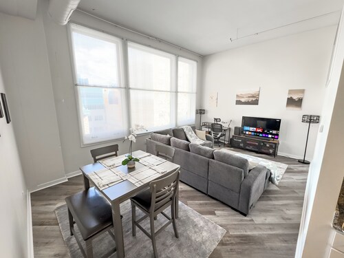 Indy Apt, Skywalk Access, Gym & Private Parking