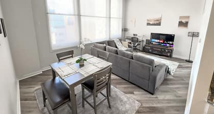Indy Apt, Skywalk Access, Gym & Private Parking