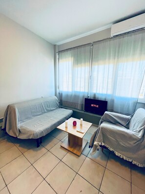 Living area - #704: Extra Spacious Studio (28m²), Metro, Heart of Thessaloniki "Frangomahala". (Thessaloniki)