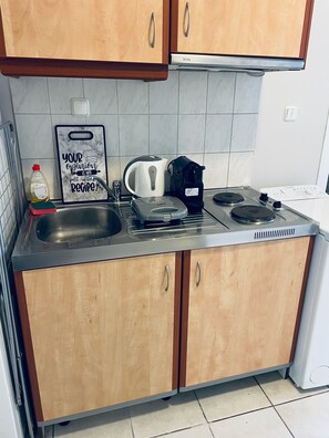 Private kitchen - #704: Extra Spacious Studio (28m²), Metro, Heart of Thessaloniki "Frangomahala". (Thessaloniki)