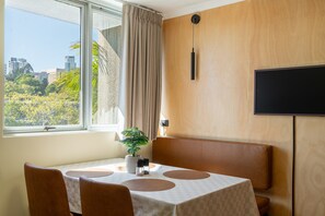 Apartment | Living room - Quirky CBD 1-bed With Pool, Sauna and Balcony (Brisbane)