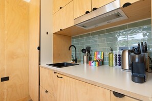 Apartment | Private kitchen - Quirky CBD 1-bed With Pool, Sauna and Balcony (Brisbane)