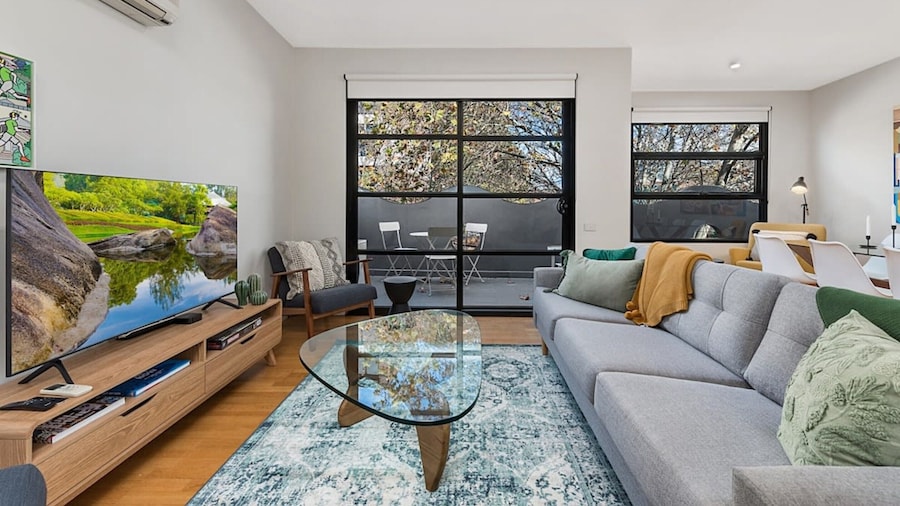 Beautiful 2-storey Unit With Balcony Near Smith St