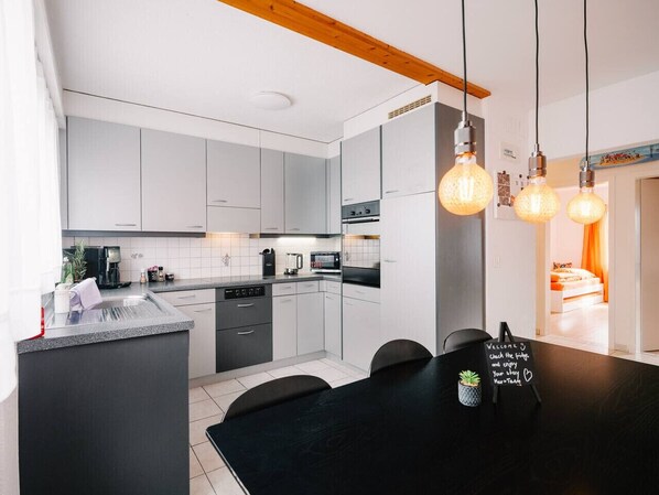 雪櫃、微波爐、焗爐、爐具