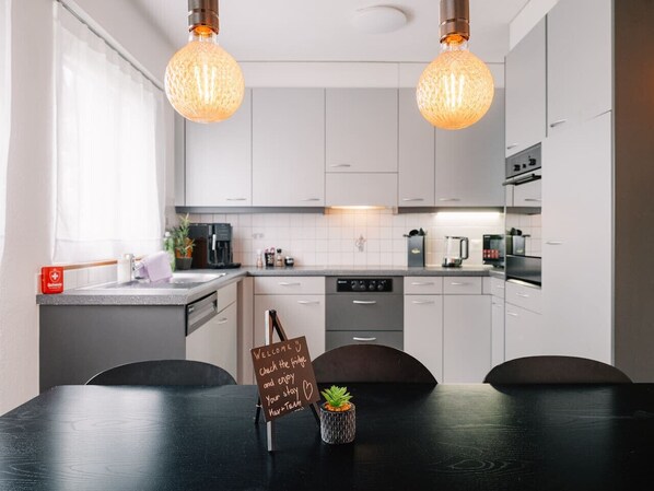 Frigorífico, microondas, horno y placa de cocina