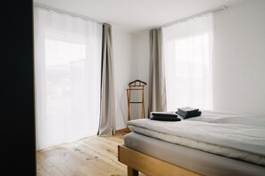 2 makuuhuonetta, työpöytä, silitysrauta/-lauta, vauvan matkasänky