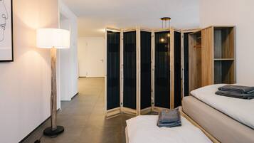 2 Schlafzimmer, Schreibtisch, Bügeleisen/Bügelbrett, Reisekinderbett