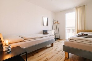 2 عدّة غرف نوم ومكواة/لوح كي وسرير سفر وواي فاي