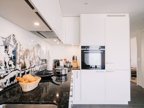 Refrigerador, horno, placa de cocina, lavavajillas