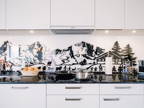 Fridge, oven, stovetop, dishwasher