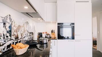 Een koelkast, een oven, een kookplaat, een vaatwasser