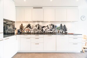 Kühlschrank, Ofen, Herdplatte, Geschirrspüler