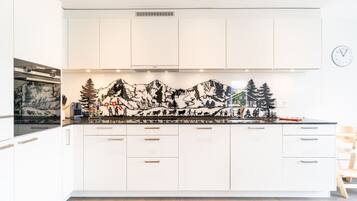 Fridge, oven, stovetop, dishwasher