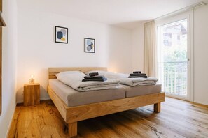 2 Schlafzimmer, Schreibtisch, Bügeleisen/Bügelbrett, Reisekinderbett